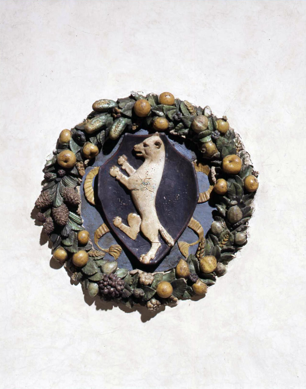 stemma gentilizio della famiglia Altoviti (rilievo) di Della Robbia Giovanni (bottega) (fine/ inizio secc. XV/ XVI)