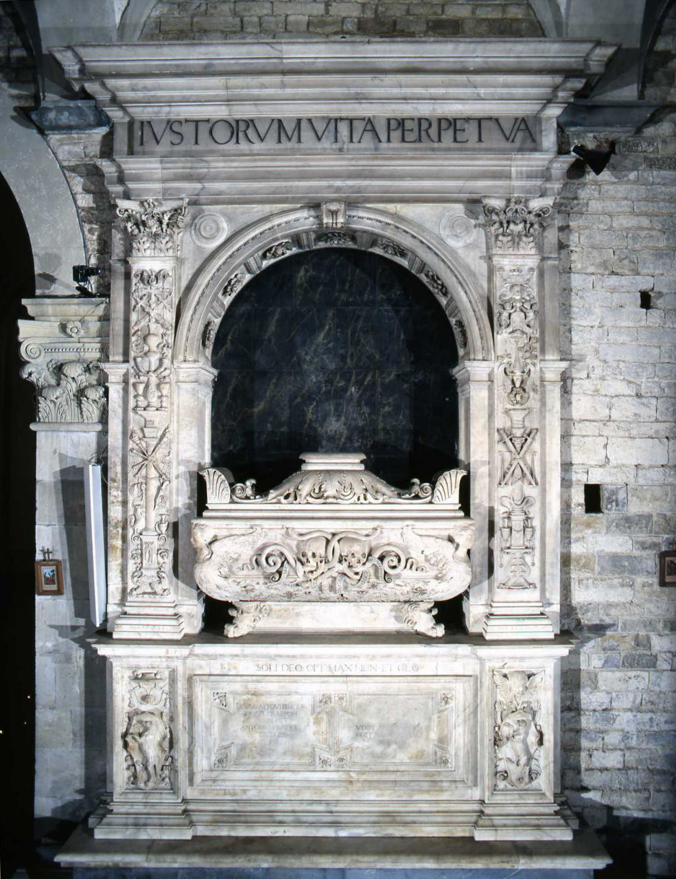 angeli con i simboli delle passione e motivi decorativi (monumento funebre) di Benedetto da Rovezzano (sec. XVI)