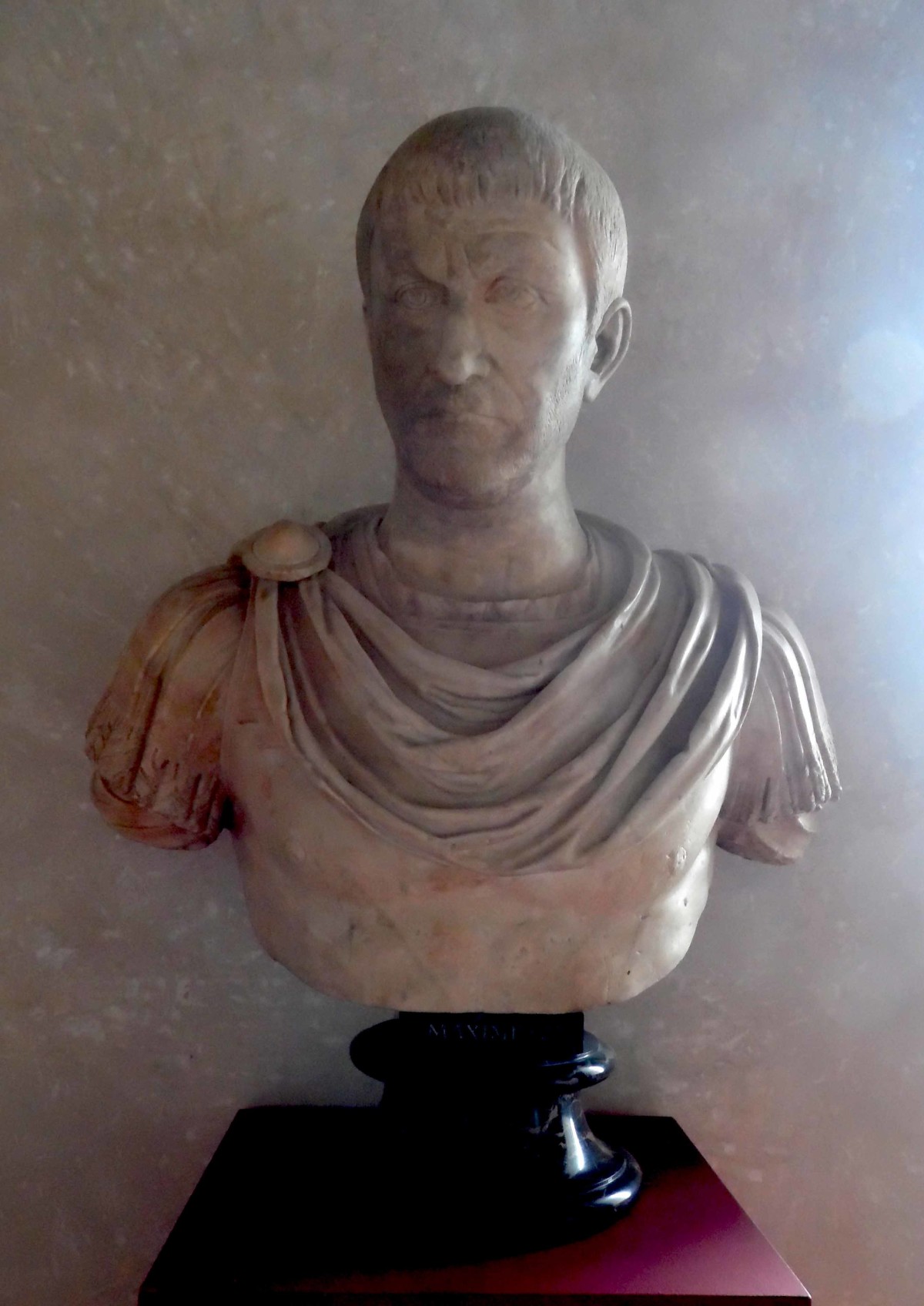 Busto in marmo lunense ritraente figura maschile (busto) - ambito romano (ultimo quarto III)