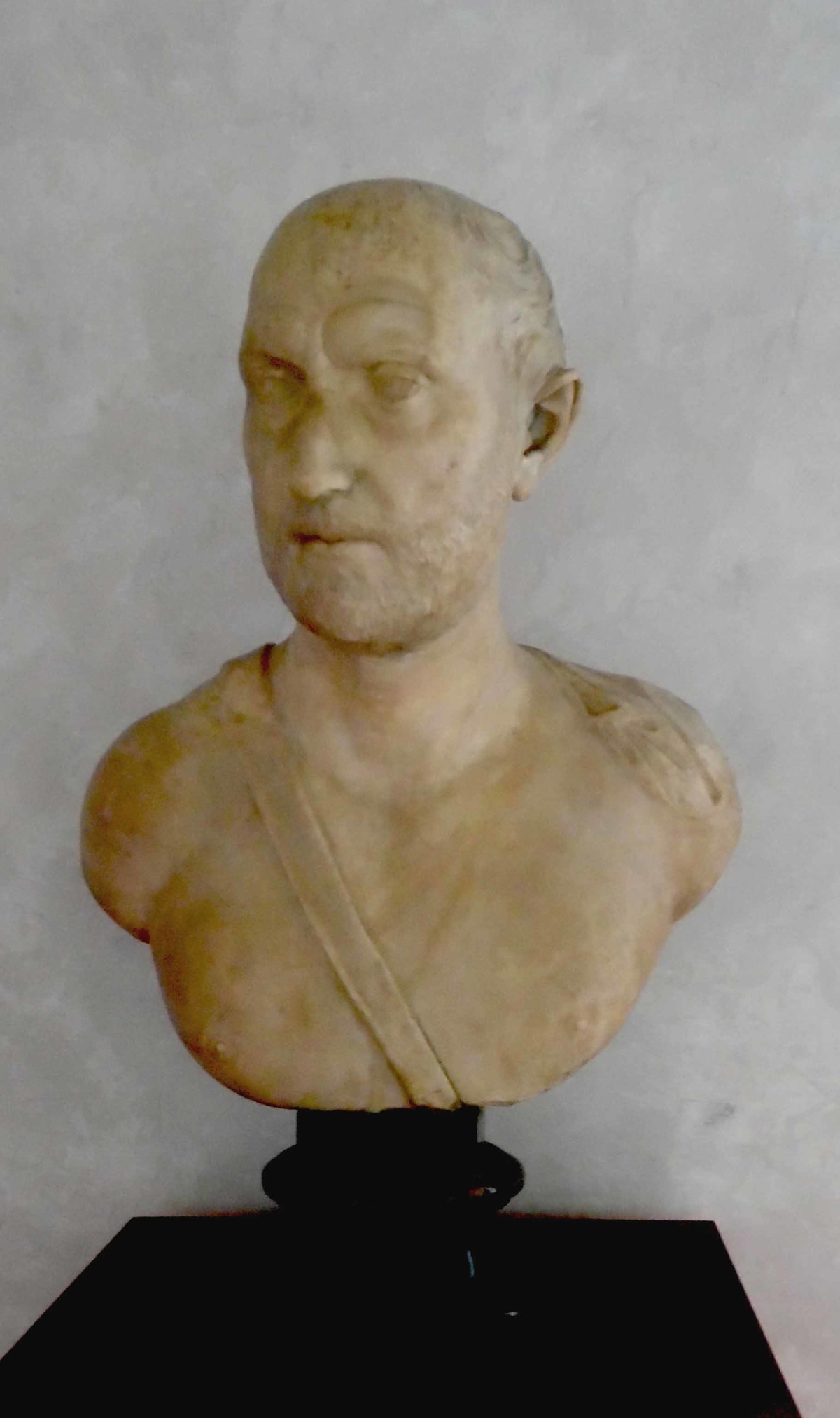 Busto in marmo ritraente figura maschile (busto) - ambito romano (secondo quarto II)