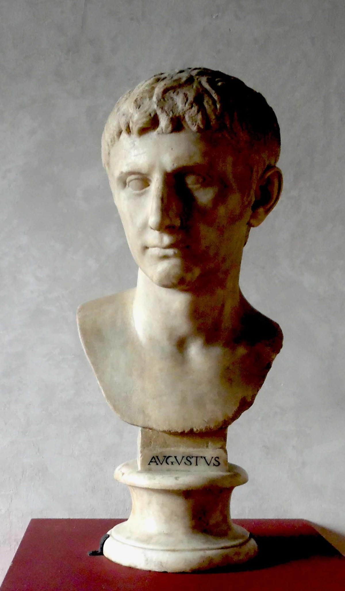 Busto in marmo greco ritraente figura maschile (busto) - ambito romano (inizio I)
