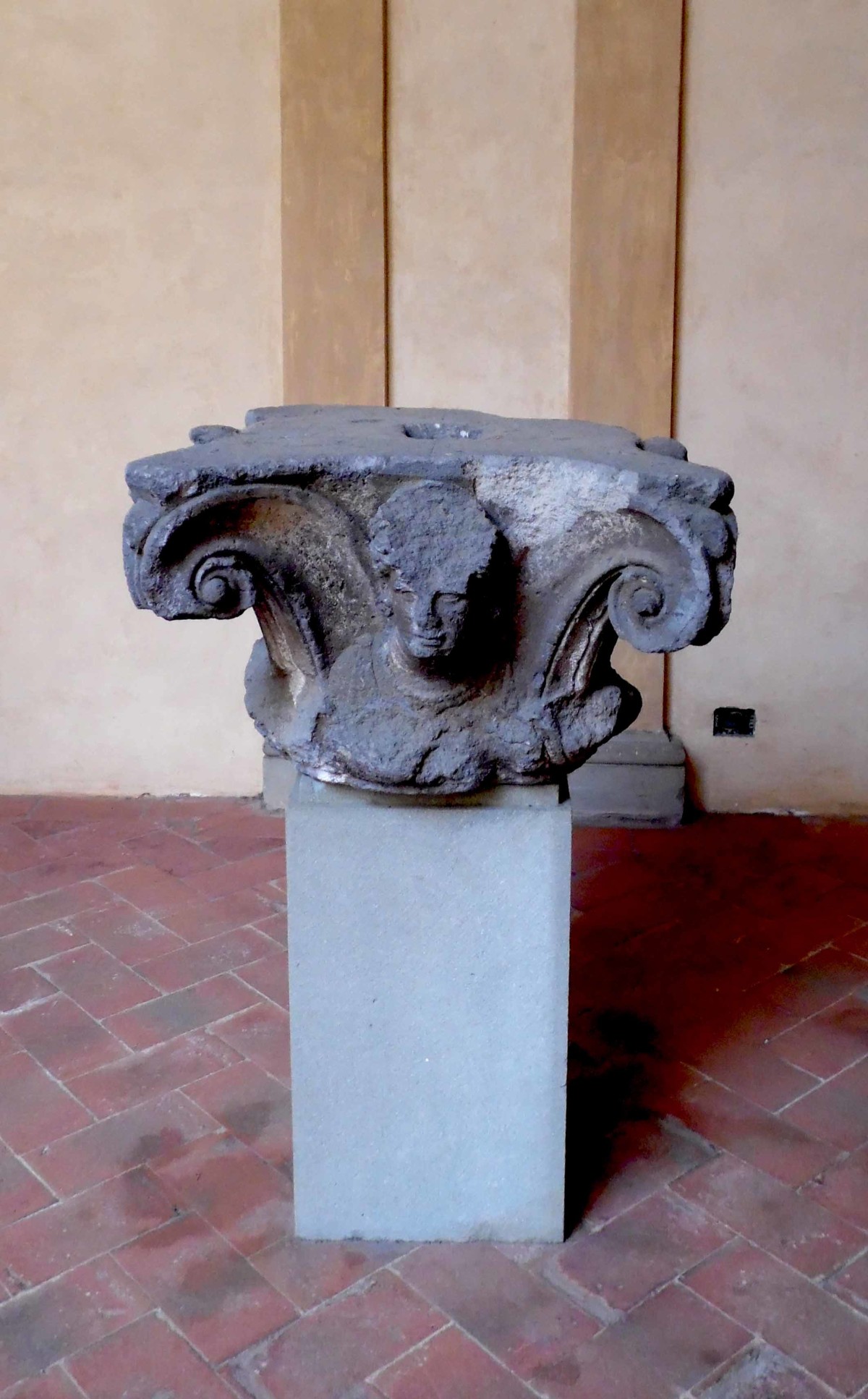 Elemento architettonico in nenfro (capitello) - ambito etrusco (fine IV a.C)