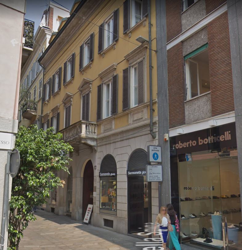 Facciate di edificio (casa) - Milano (MI)  <br>Condizioni d'uso: <a class='link-esterno' href='https://docs.italia.it/italia/icdp/icdp-pnd-circolazione-riuso-docs/it/v1.0-giugno-2022/testo-etichetta-BCS.html' target='_bcs'>Beni Culturali Standard (BCS)</a>