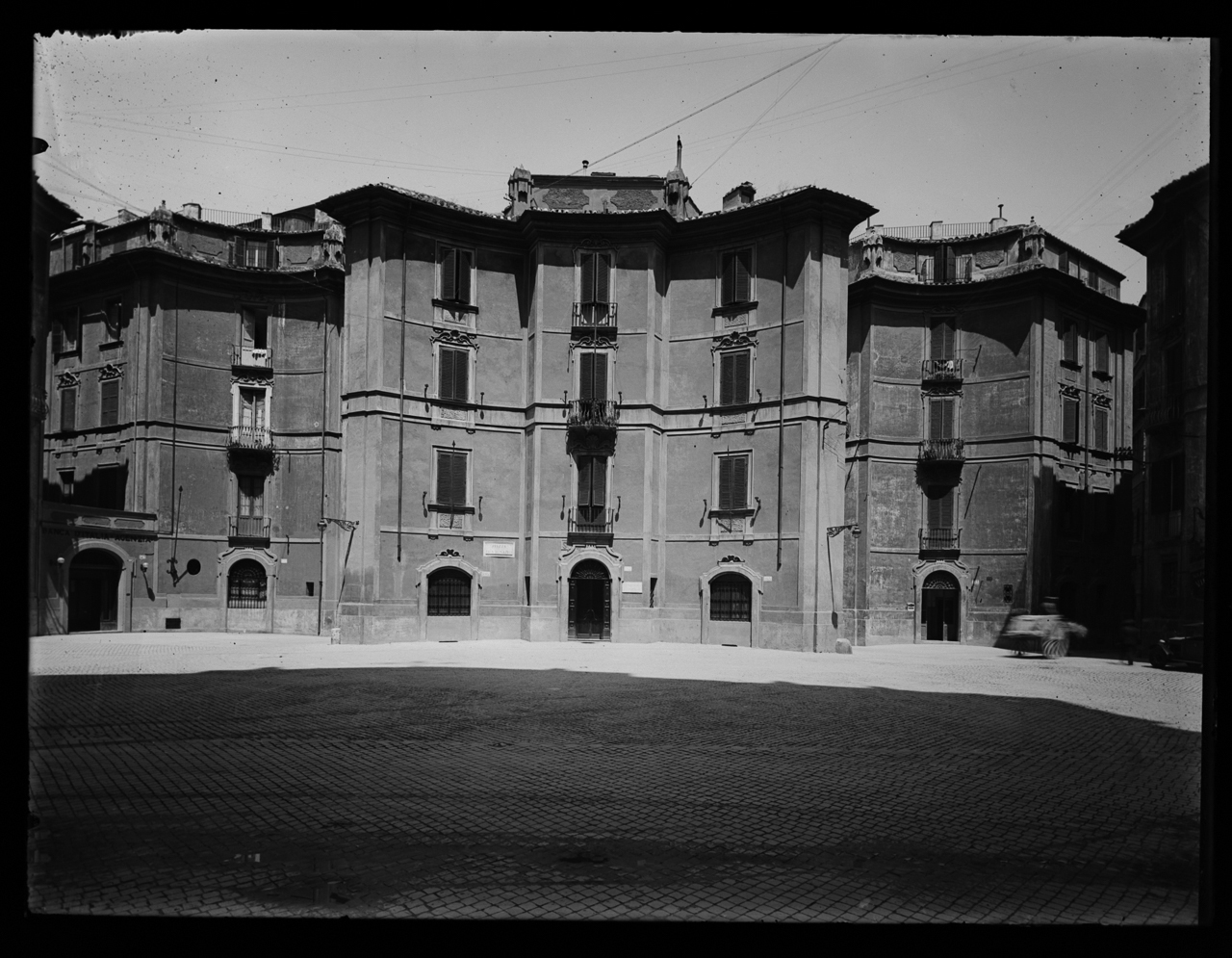 Raguzzini, Filippo - Piazza Sant’Ignazio <Roma> - Piazze - Palazzi - 1728 (negativo) di laboratorio fotografico Soprintendenza Monumenti del Lazio (laboratorio) (secondo quarto XX)