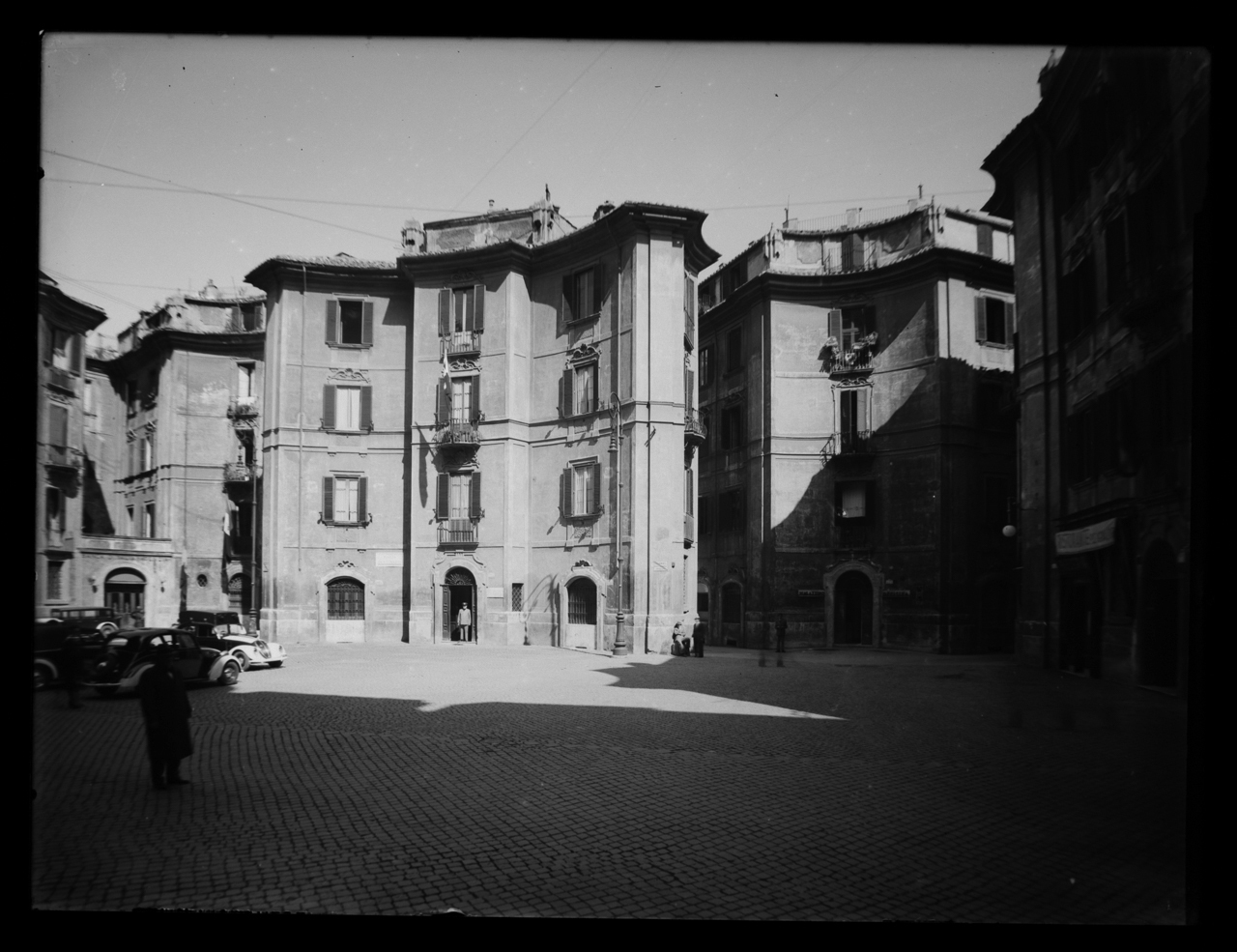 Raguzzini, Filippo - Piazza Sant’Ignazio <Roma> - Piazze - Palazzi - 1728 (negativo) di laboratorio fotografico Soprintendenza Monumenti del Lazio (laboratorio) (secondo quarto XX)