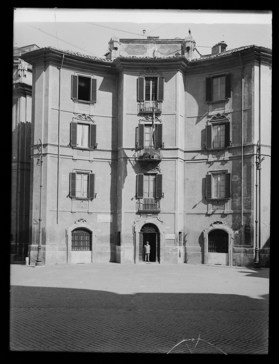 Raguzzini, Filippo - Piazza Sant’Ignazio <Roma> - Piazze - Palazzi - 1728 (negativo) di laboratorio fotografico Soprintendenza Monumenti del Lazio (laboratorio) (secondo quarto XX)