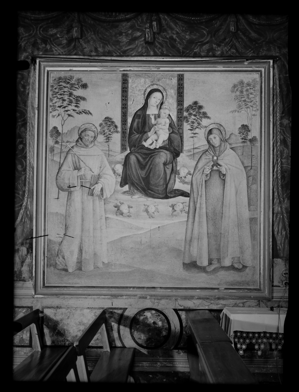 Del Massaro, Antonio detto Pastura . Madonna con Bambino tra san Francesco d'Assisi e santa Chiara <Chiesa di San Cosimato ; Roma> - Dipinti murali - Affreschi - Sec. 15.-16 (negativo) di laboratorio fotografico Soprintendenza Monumenti del Lazio (laboratorio) (secondo quarto XX)