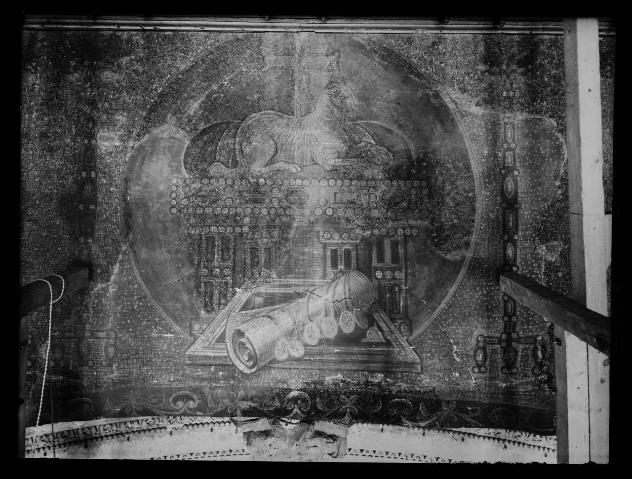 Agnus dei <Basilica dei Santi Cosma e Damiano ; Roma> - Archi di trionfo - Mosaici - Sec. 6.-8 (negativo) di laboratorio fotografico Soprintendenza Monumenti del Lazio (laboratorio) (secondo quarto XX)