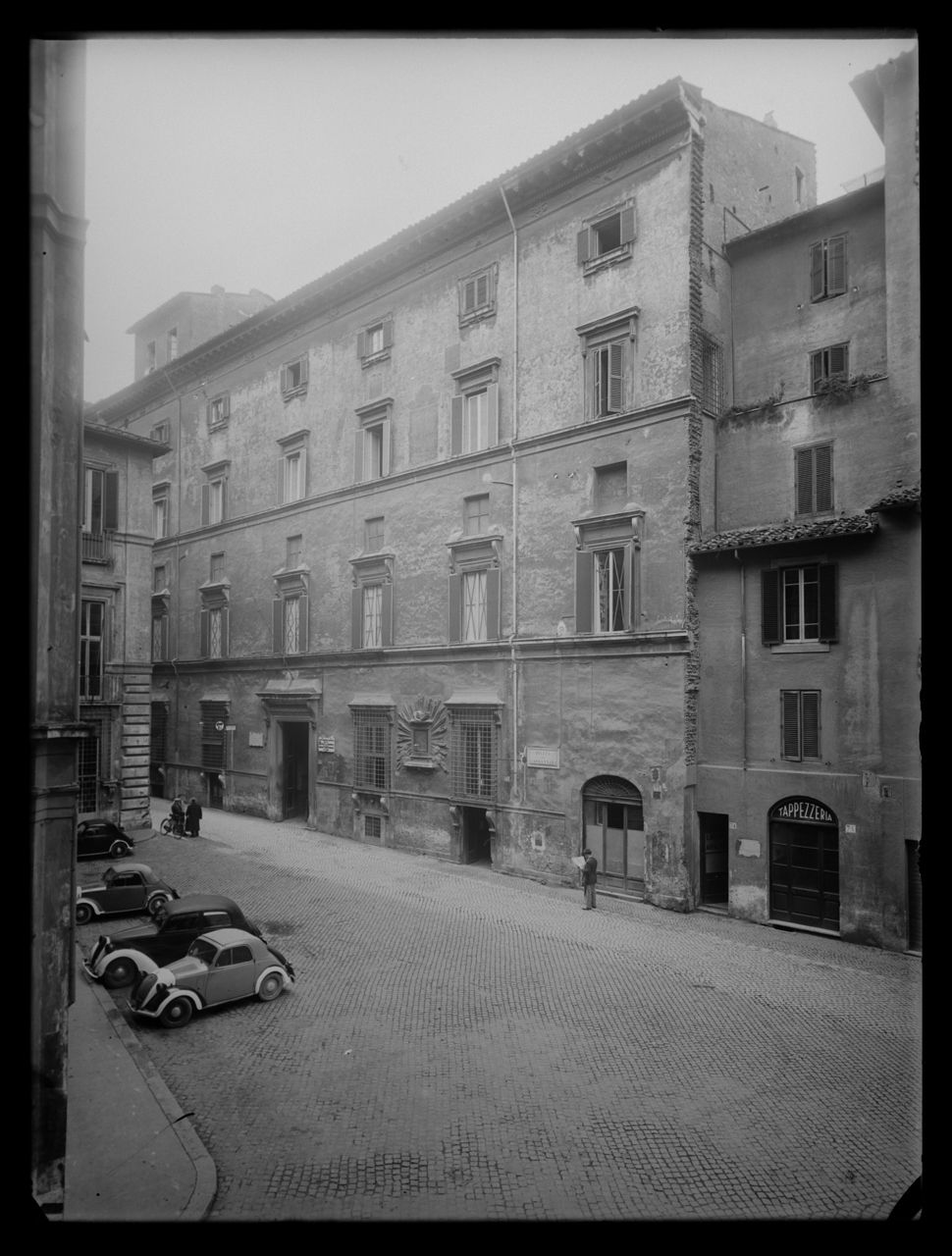 Palazzo Lante <Piazza dei Caprettari ; Roma> - Piazze - Palazzi - Facciate (negativo) di laboratorio fotografico Soprintendenza Monumenti del Lazio (laboratorio) (secondo quarto XX)