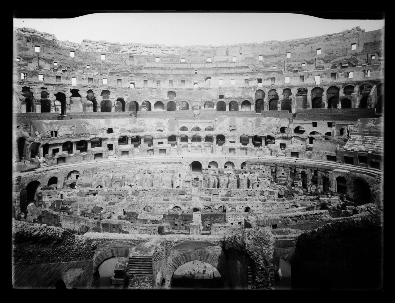 Colosseo <Roma> - Vedute (negativo) di laboratorio fotografico Soprintendenza Monumenti del Lazio (laboratorio) (secondo quarto XX)