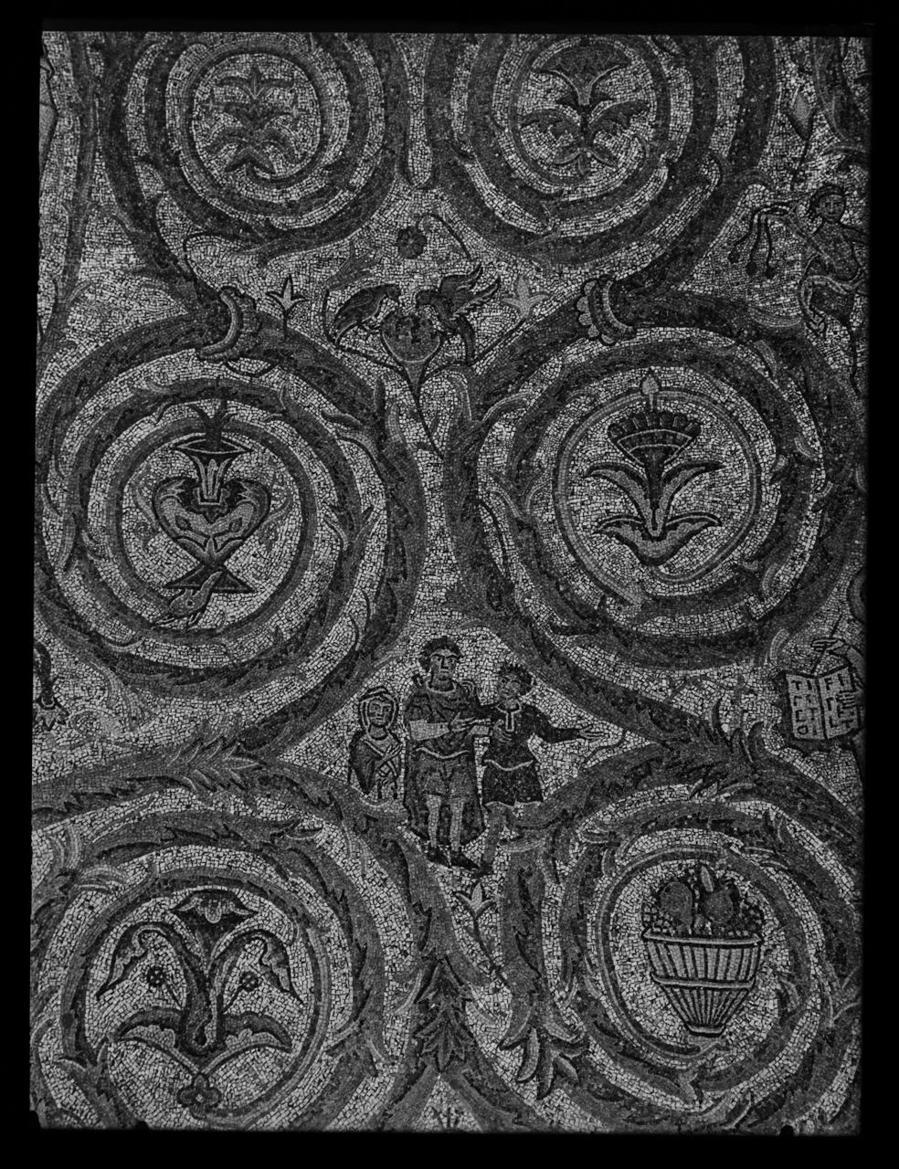 Tre offerenti e girali <Basilica di San Clemente al Laterano ; Roma> - Absidi - Mosaici - Sec. 12 (negativo) di laboratorio fotografico Soprintendenza Monumenti del Lazio (laboratorio) (terzo quarto XX)