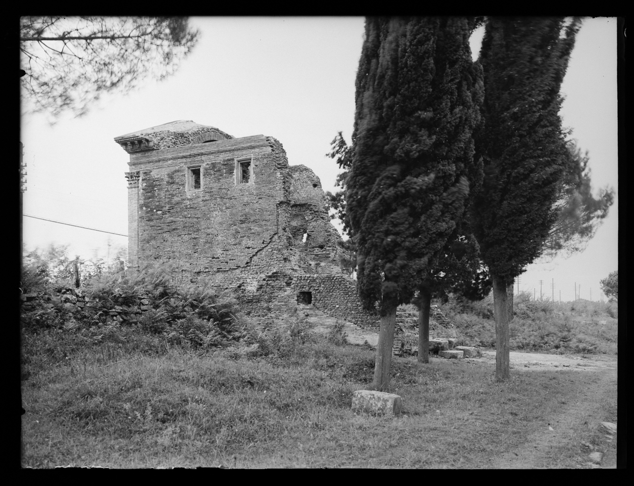 Appia antica <Roma> - Tombe (negativo) di laboratorio fotografico Soprintendenza Monumenti del Lazio (laboratorio) (terzo quarto XX)