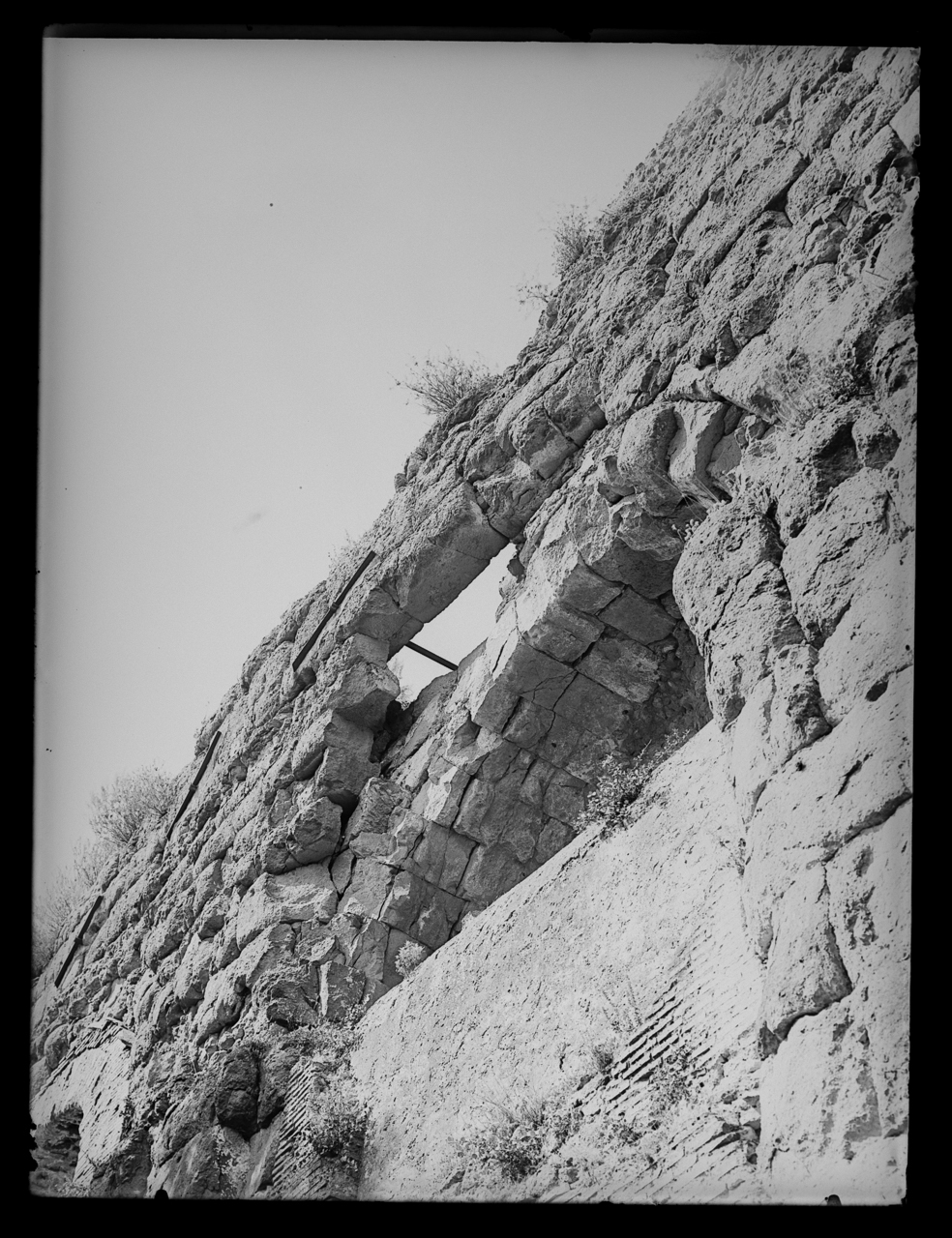 Acquedotto Felice <Roma> - Acquedotti - Arcate - Danni (negativo) di laboratorio fotografico Soprintendenza Monumenti del Lazio (laboratorio) (terzo quarto XX)