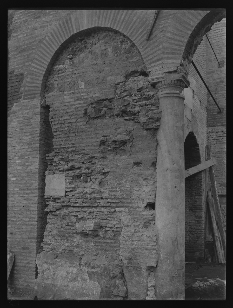 Chiesa di San Giovanni a Porta Latina <Roma> (negativo) di laboratorio fotografico Soprintendenza Monumenti del Lazio (laboratorio) (terzo quarto XX)