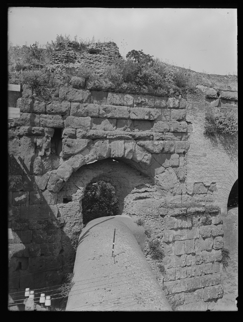 Acquedotto Felice <Roma> - Acquedotti - Archi <Elementi architettonici> (negativo) di laboratorio fotografico Soprintendenza Monumenti del Lazio (laboratorio) (terzo quarto XX)