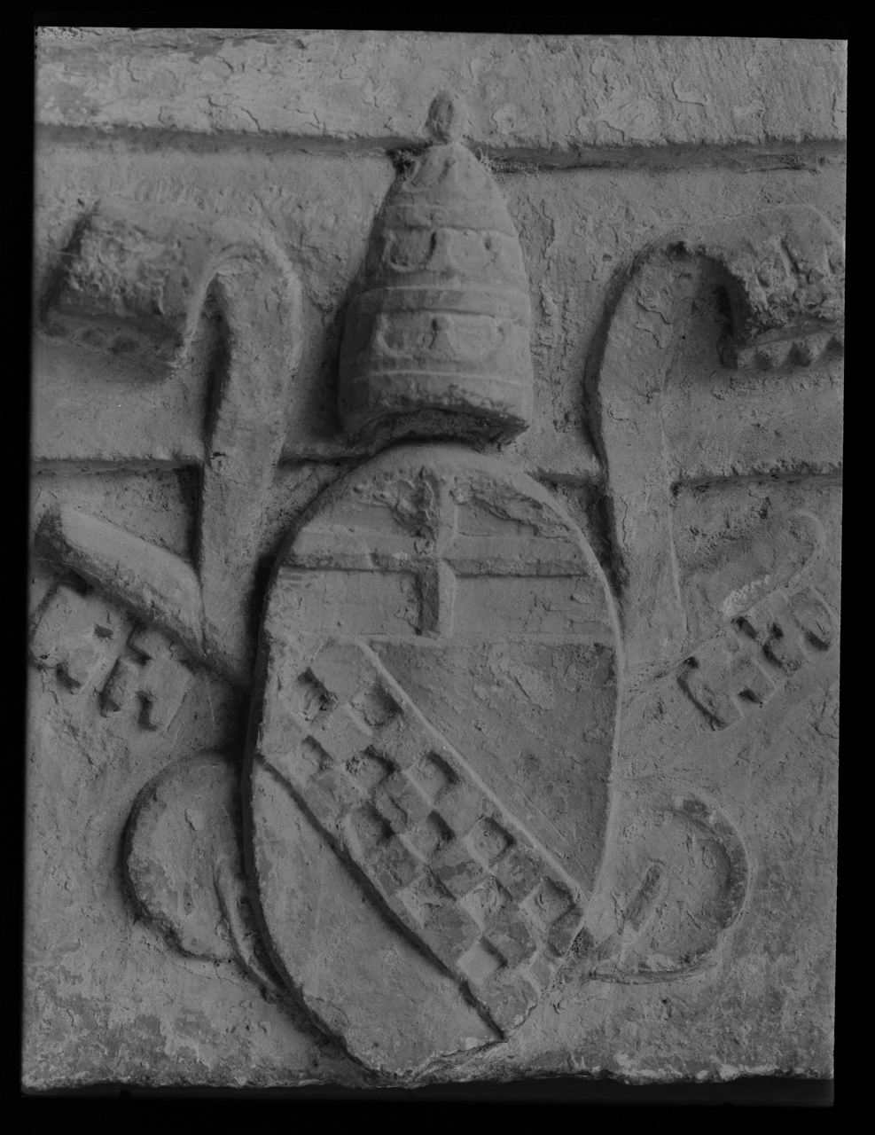 Stemma papale [di] Innocenzo <papa ; 11.> (negativo) di laboratorio fotografico Soprintendenza Monumenti del Lazio (laboratorio) (terzo quarto XX)