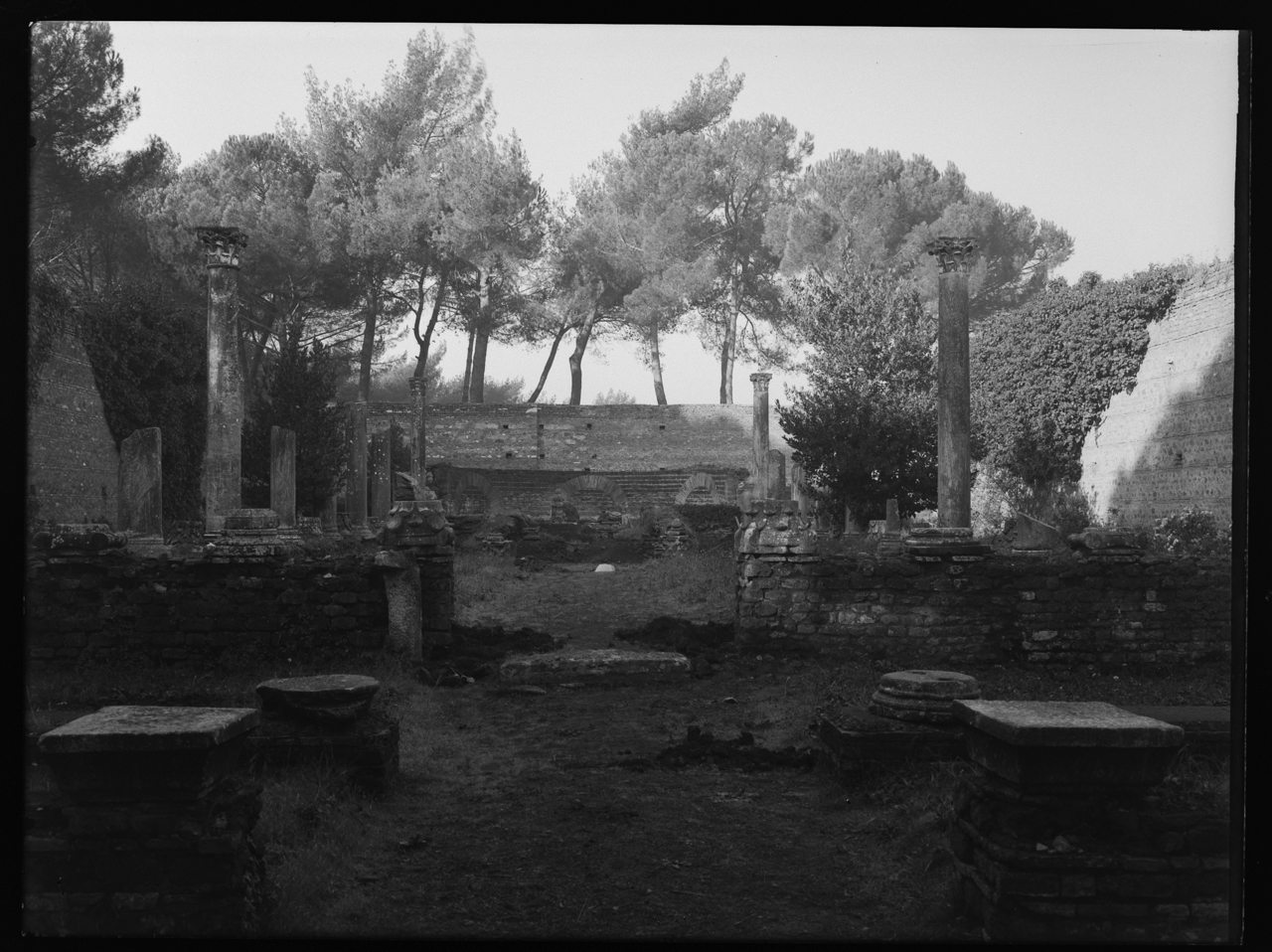 Basilica di Santo Stefano Protomartire <Roma> - Chiese paleocristiane (negativo) di laboratorio fotografico Soprintendenza Monumenti del Lazio (laboratorio) (terzo quarto XX)