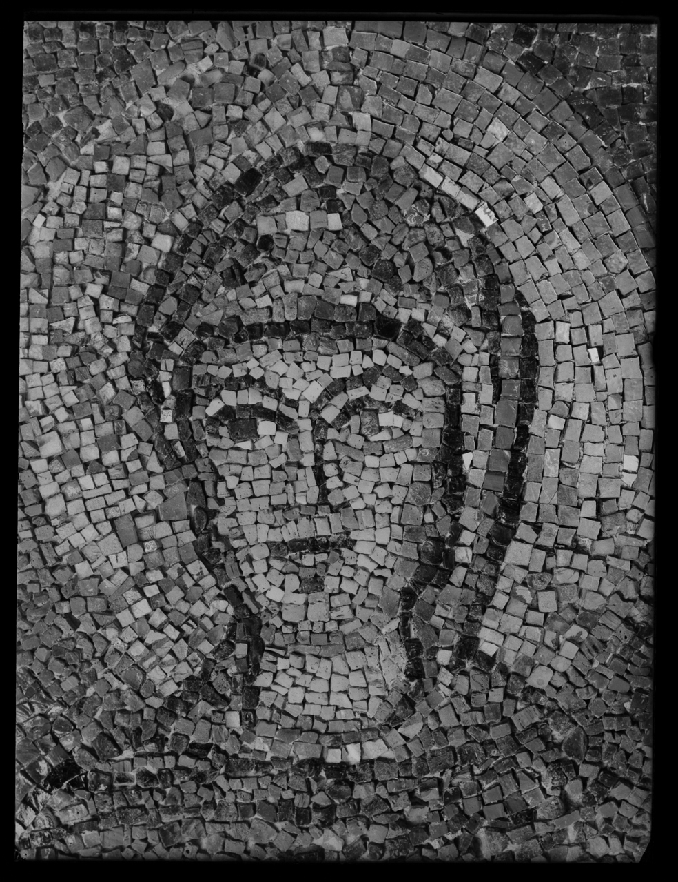 Maria Vergine annunciata <Basilica dei SS. Nereo e Achilleo ; Roma> - Absidi - Archi - Mosaici - Sec. 8.-9 (negativo) di laboratorio fotografico Soprintendenza Monumenti del Lazio (laboratorio) (terzo quarto XX)