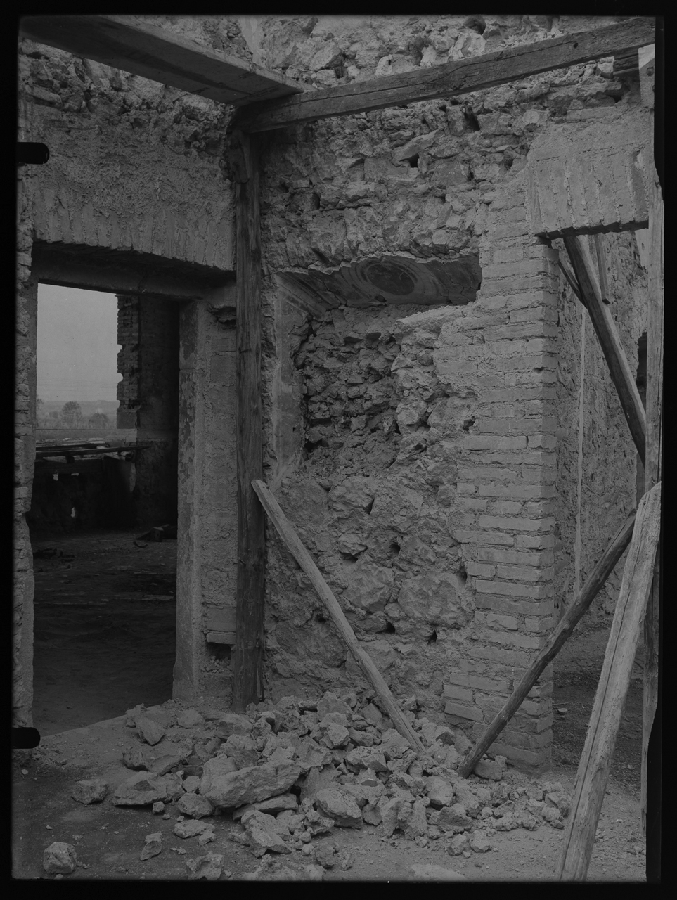 Castello della Magliana <Roma> - Murature - Muri - Restauro (negativo) di laboratorio fotografico Soprintendenza Monumenti del Lazio (laboratorio) (terzo quarto XX)