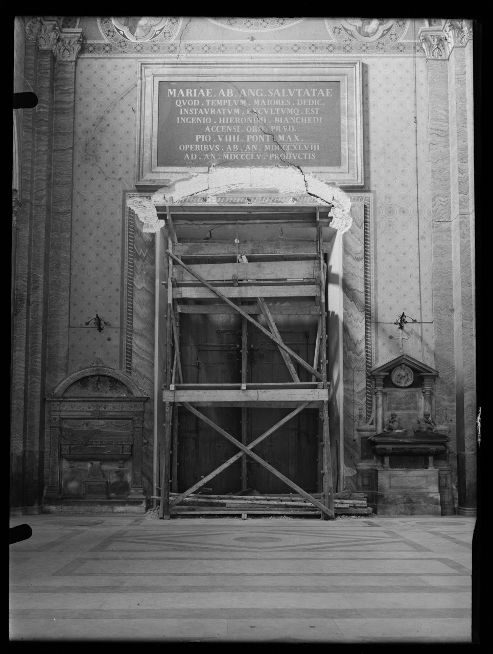 Basilica di Santa Maria Sopra Minerva <Roma> - Spazi interni - Porte - Architravi - Restauro (negativo) di laboratorio fotografico Soprintendenza Monumenti del Lazio (laboratorio) (terzo quarto XX)