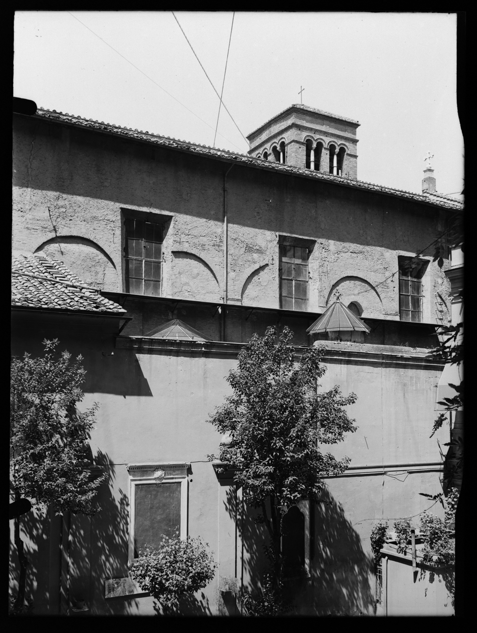 Basilica di San Lorenzo in Lucina <Roma> - Spazi esterni (negativo) di laboratorio fotografico Soprintendenza Monumenti del Lazio (laboratorio) (terzo quarto XX)