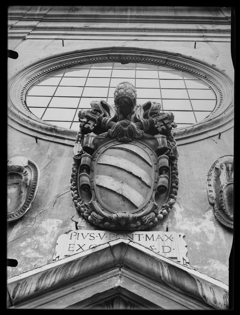 Basilica di Santa Maria Sopra Minerva <Roma> - Facciate - Stemmi papali - Pio <papa ; 5> (negativo) di laboratorio fotografico Soprintendenza Monumenti del Lazio (laboratorio) (terzo quarto XX)