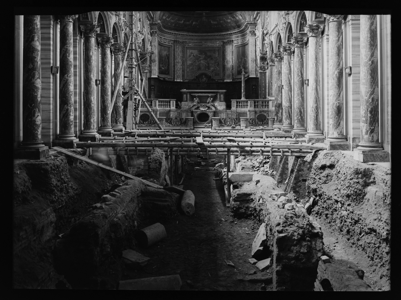 Basilica di San Marco Evangelista al Campidoglio <Roma> - Spazi interni - Fondazioni - Restauro (negativo) di laboratorio fotografico Soprintendenza Monumenti del Lazio (laboratorio) (terzo quarto XX)