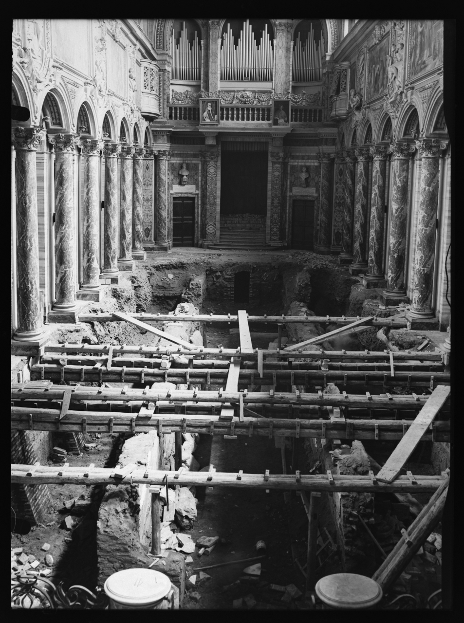 Basilica di San Marco Evangelista al Campidoglio <Roma> - Spazi interni - Fondazioni - Restauro (negativo) di laboratorio fotografico Soprintendenza Monumenti del Lazio (laboratorio) (terzo quarto XX)