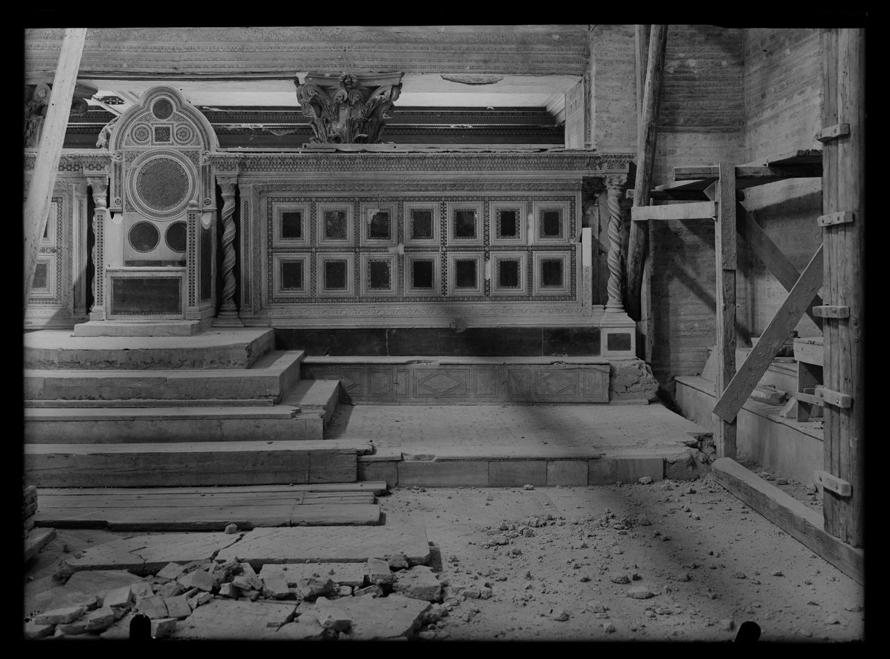 Basilica di San Lorenzo fuori le mura <Roma> - Spazi interni - Presbiteri <Chiese> - Restauro (negativo) di laboratorio fotografico Soprintendenza Monumenti del Lazio (laboratorio) (terzo quarto XX)