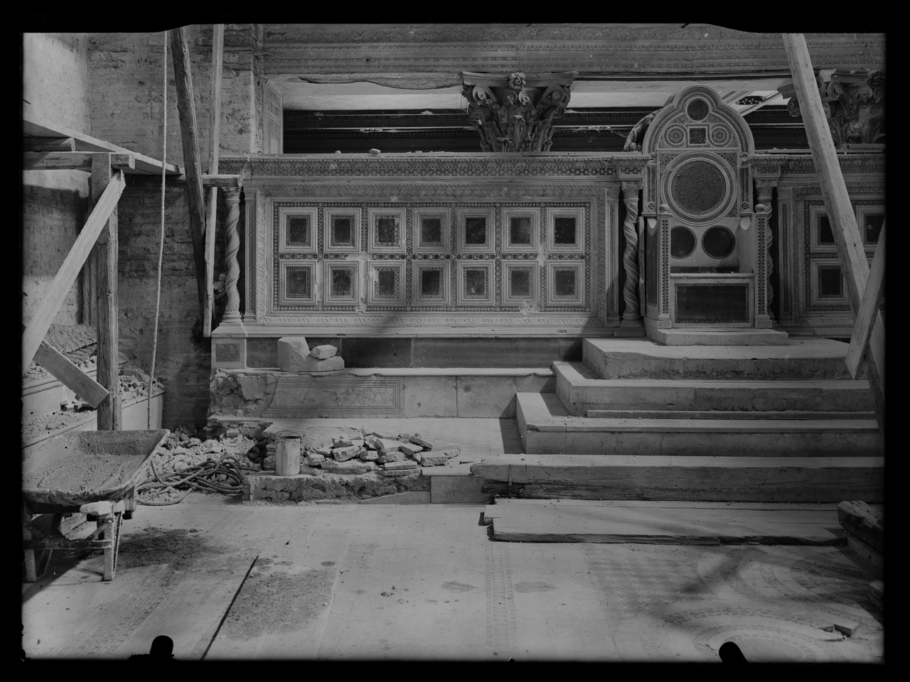 Basilica di San Lorenzo fuori le mura <Roma> - Spazi interni - Presbiteri <Chiese> - Restauro (negativo) di laboratorio fotografico Soprintendenza Monumenti del Lazio (laboratorio) (terzo quarto XX)