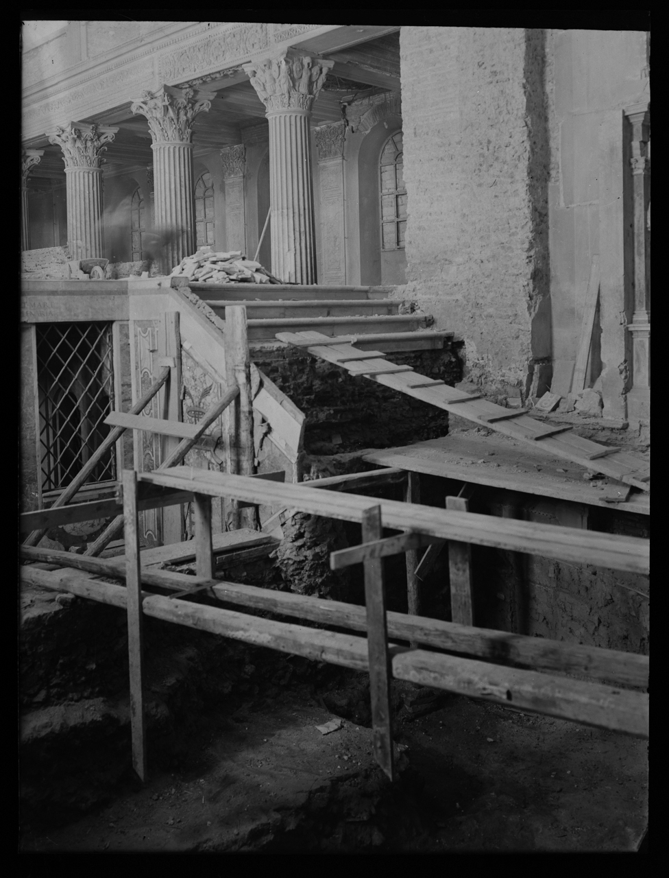 Basilica di San Lorenzo fuori le mura <Roma> - Spazi interni - Presbiteri <Chiese> - Restauro (negativo) di laboratorio fotografico Soprintendenza Monumenti del Lazio (laboratorio) (terzo quarto XX)