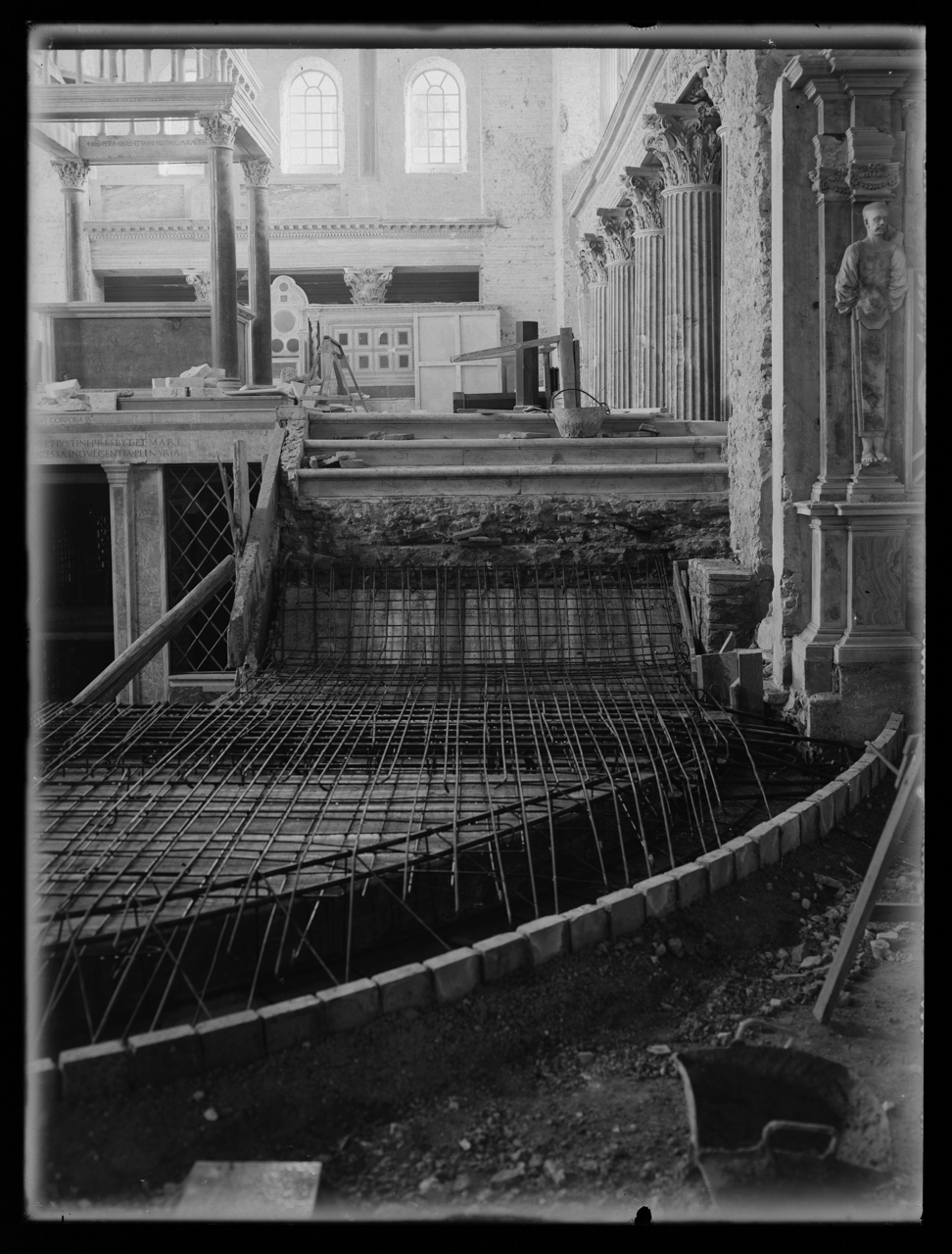 Basilica di San Lorenzo fuori le mura <Roma> - Spazi interni - Restauro (negativo) di laboratorio fotografico Soprintendenza Monumenti del Lazio (laboratorio) (terzo quarto XX)