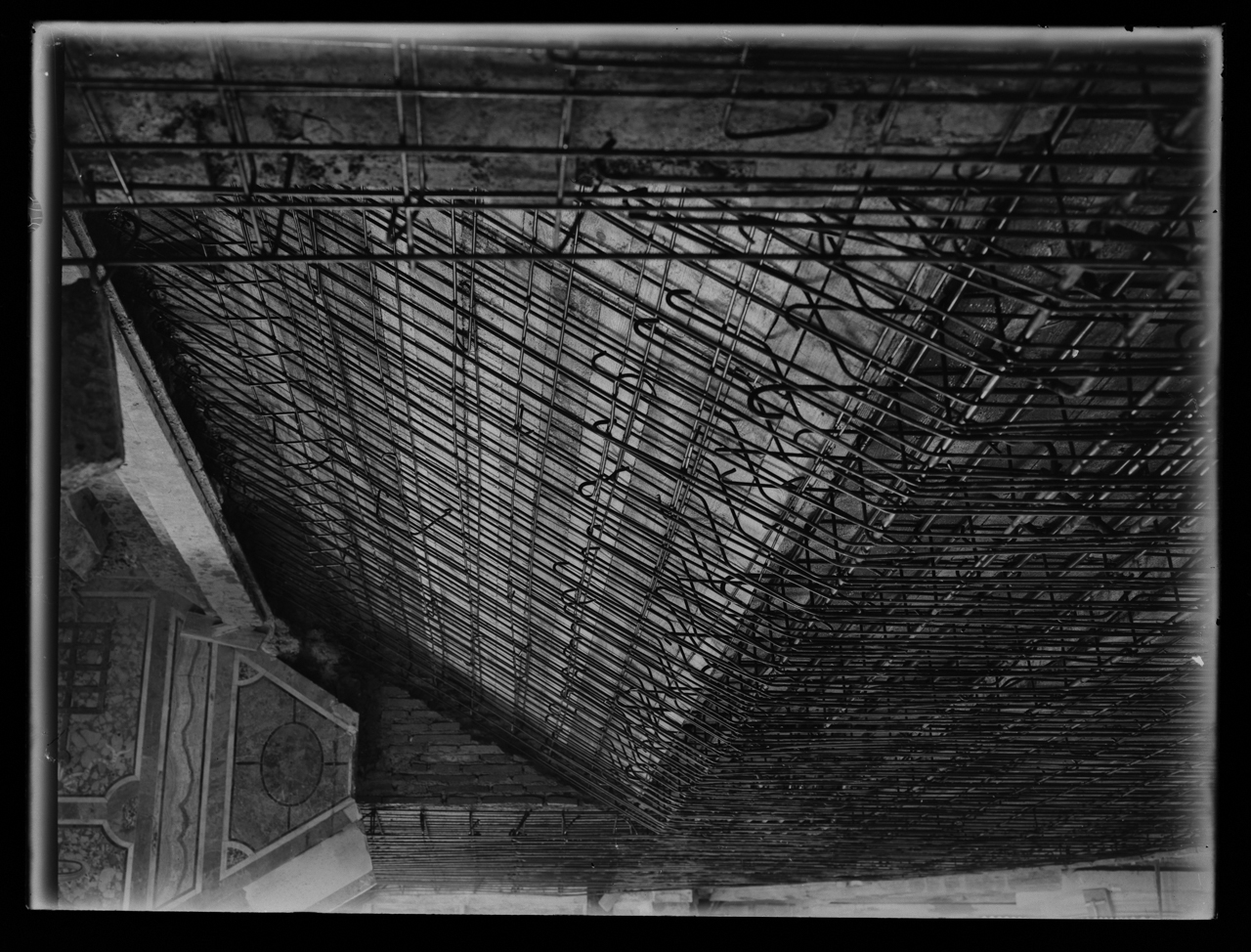 Basilica di San Lorenzo fuori le mura <Roma> - Spazi interni - Restauro (negativo) di laboratorio fotografico Soprintendenza Monumenti del Lazio (laboratorio) (terzo quarto XX)
