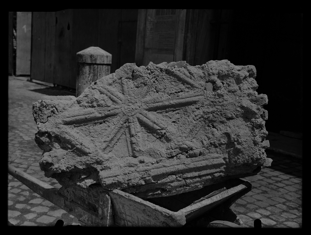 Basilica di San Lorenzo fuori le mura <Roma> - Presbiteri <Chiese> - Pilastri (negativo) di laboratorio fotografico Soprintendenza Monumenti del Lazio (laboratorio) (terzo quarto XX)