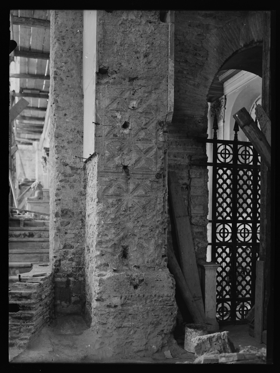 Basilica di San Lorenzo fuori le mura <Roma> - Presbiteri <Chiese> - Pilastri (negativo) di laboratorio fotografico Soprintendenza Monumenti del Lazio (laboratorio) (terzo quarto XX)