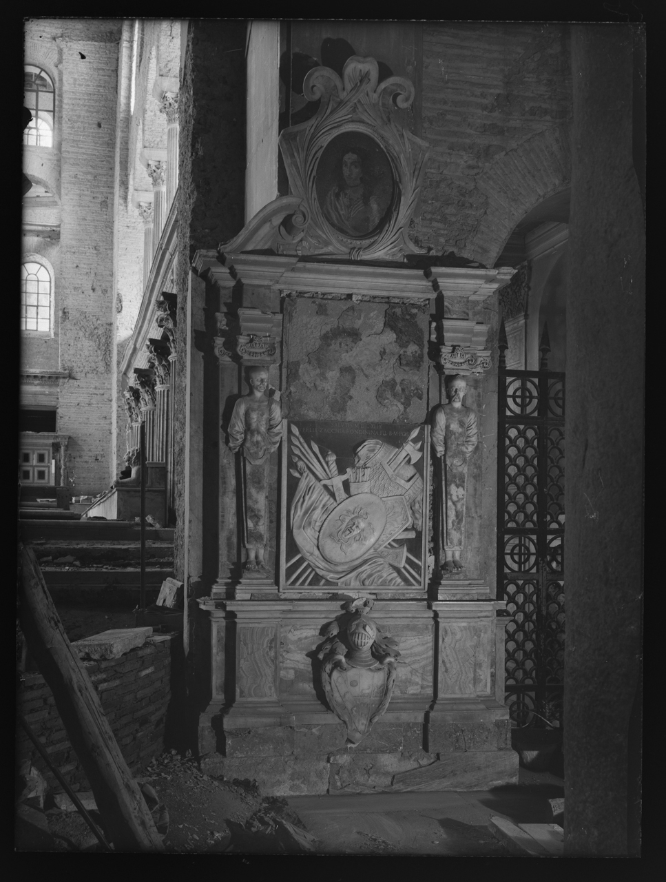Basilica di San Lorenzo fuori le mura <Roma> - Presbiteri <Chiese> - Pilastri - Monumenti - Restauro (negativo) di laboratorio fotografico Soprintendenza Monumenti del Lazio (laboratorio) (terzo quarto XX)
