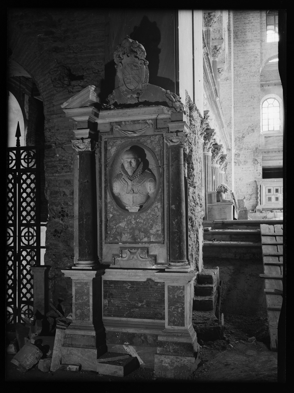 Basilica di San Lorenzo fuori le mura <Roma> - Presbiteri <Chiese> - Pilastri - Monumenti - Restauro (negativo) di laboratorio fotografico Soprintendenza Monumenti del Lazio (laboratorio) (terzo quarto XX)