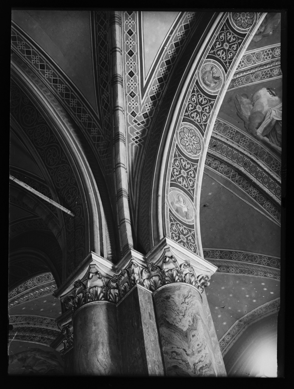 Basilica di Santa Maria Sopra Minerva <Roma> - Spazi interni - Capitelli (negativo) di laboratorio fotografico Soprintendenza Monumenti del Lazio (laboratorio) (terzo quarto XX)