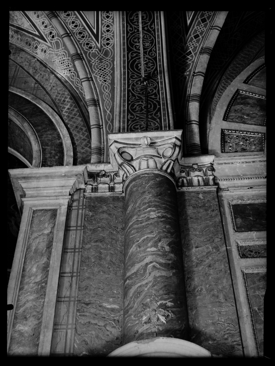 Basilica di Santa Maria Sopra Minerva <Roma> - Spazi interni - Colonne - Capitelli (negativo) di laboratorio fotografico Soprintendenza Monumenti del Lazio (laboratorio) (terzo quarto XX)