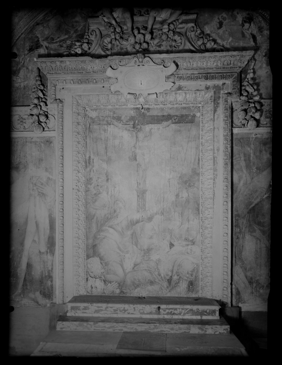 Zuccari, Taddeo . Cristo crocifisso - Decorazione [della] Cappella Mattei <Chiesa di Santa Maria della Consolazione ; Roma> - Spazi interni - Cappelle - Affreschi - Sec. 16 (negativo) di laboratorio fotografico Soprintendenza Monumenti del Lazio (laboratorio) (terzo quarto XX)