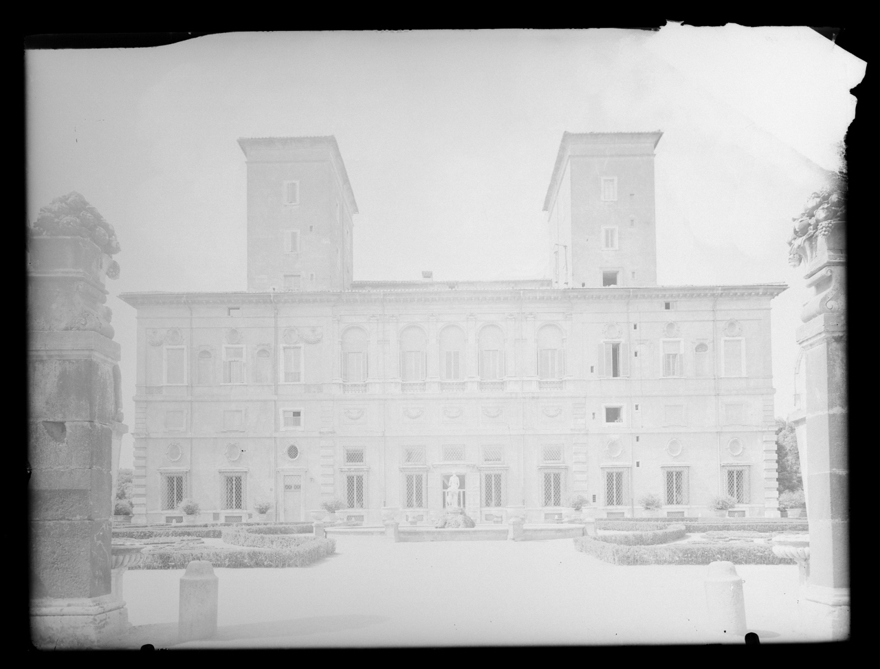 Galleria Borghese <Roma> - Facciate - Giardini (negativo) di laboratorio fotografico Soprintendenza Monumenti del Lazio (laboratorio) (terzo quarto XX)