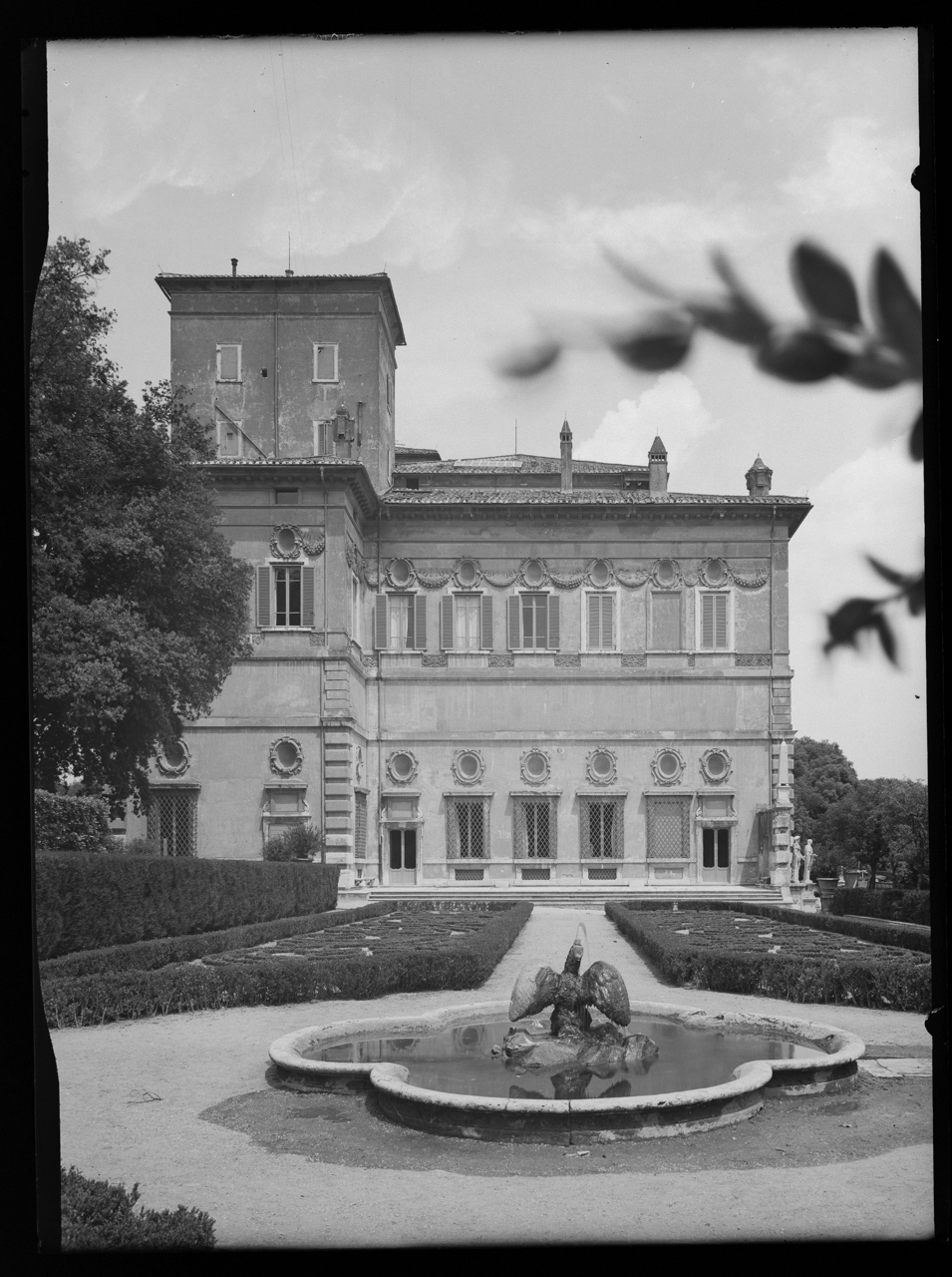 Galleria Borghese <Roma> - Facciate - Giardini - Fontane (negativo) di laboratorio fotografico Soprintendenza Monumenti del Lazio (laboratorio) (terzo quarto XX)