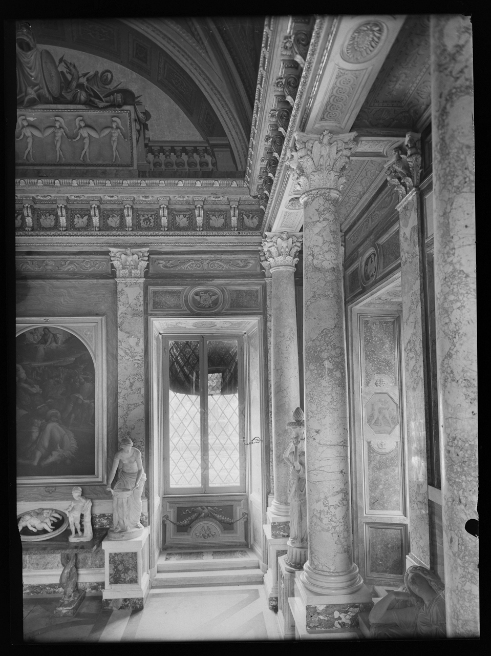 Sala del Gladiatore <Galleria Borghese ; Roma> - Spazi interni (negativo) di laboratorio fotografico Soprintendenza Monumenti del Lazio (laboratorio) (terzo quarto XX)