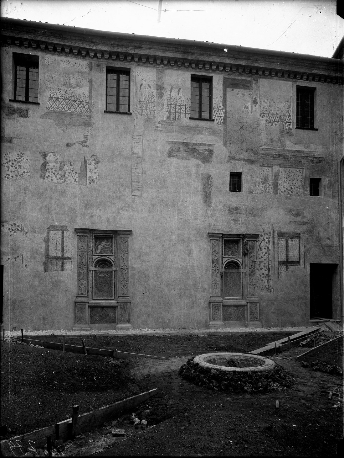 Architettura - Palazzi - Cortili (negativo) di Anonimo (XX)