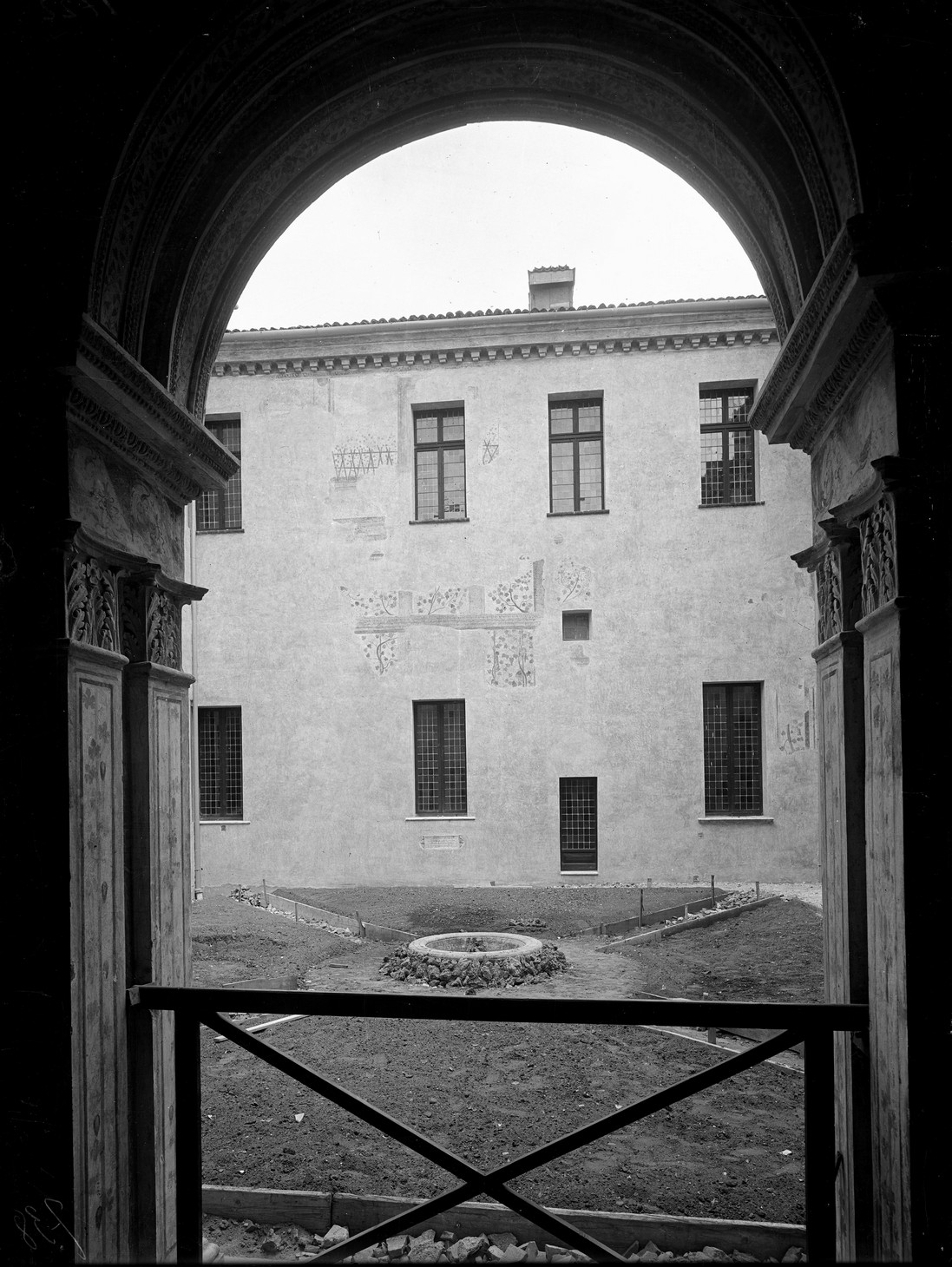 Architettura - Palazzi - Cortili (negativo) di Anonimo (XX)