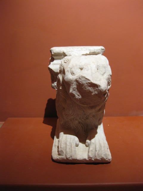 leone stiloforo (scultura, elemento d'insieme) - bottega Italia meridionale (seconda metà XIV)
