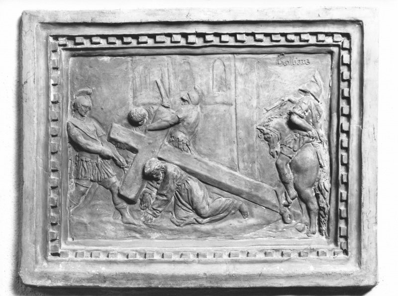 stazione VII: Gesù cade sotto la croce la seconda volta (rilievo) di Collina Francesco (sec. XX)