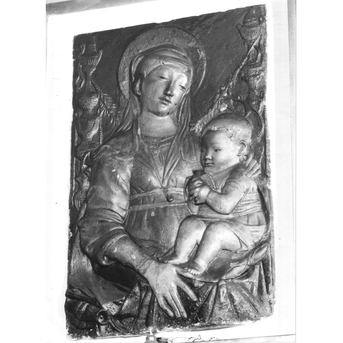 Madonna con Bambino (rilievo) di Rossellino Antonio (bottega) (sec. XV)