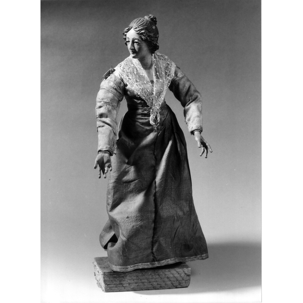 figura femminile (statuetta di presepio) di Sanmartino Giuseppe (attribuito) (seconda metà sec. XVIII)