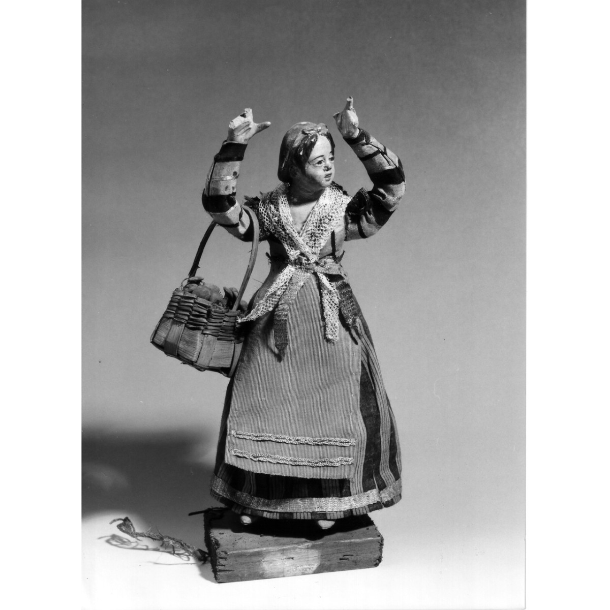 figura femminile (statuetta di presepio) di Sanmartino Giuseppe (attribuito) (seconda metà sec. XVIII)